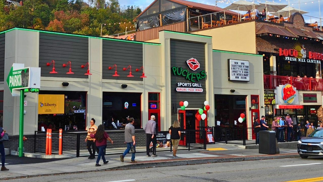 6 of the Best Karaoke Bars in Gatlinburg and Pigeon Forge