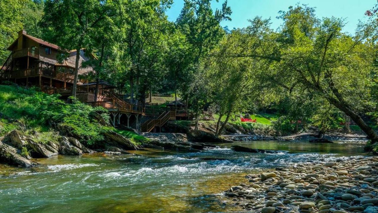Top 6 Gatlinburg Riverfront Cabin Rentals.jpg