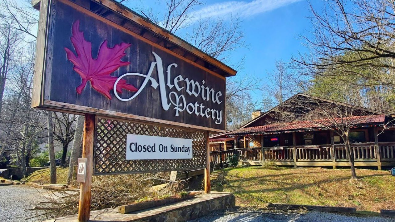 Holiday Shopping in Gatlinburg: Top 10 Spots to Find Unique Gifts Holiday Shopping in Gatlinburg: Top 10 Spots to Find Unique Gifts