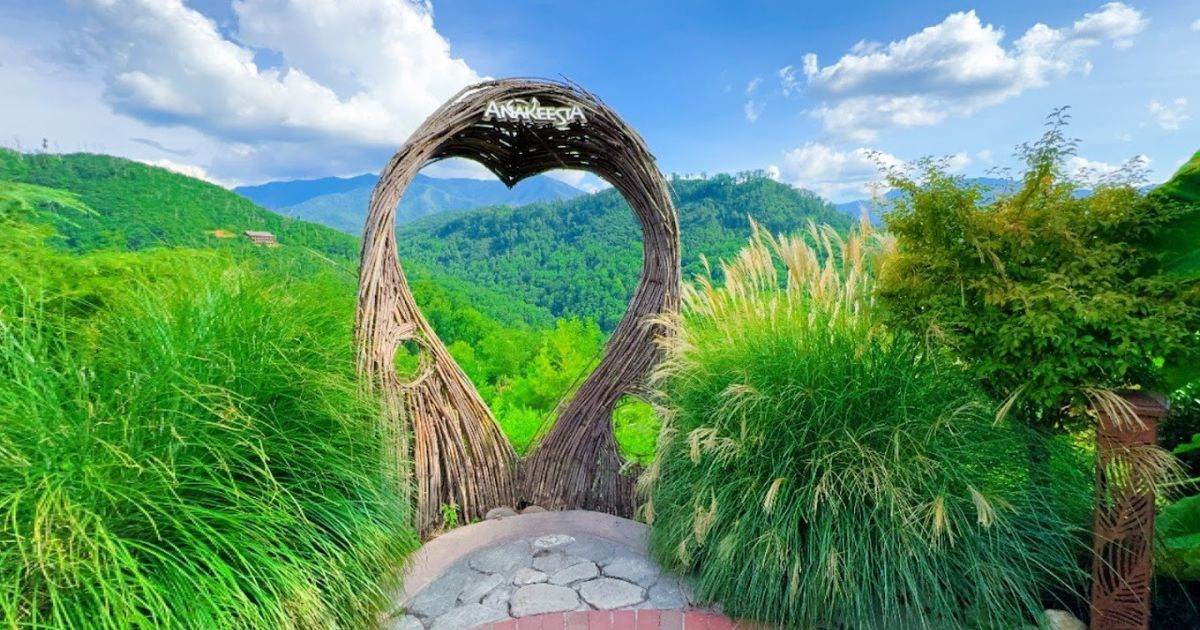 5 Things for Couples to Do in Gatlinburg 5 Things for Couples to Do in Gatlinburg