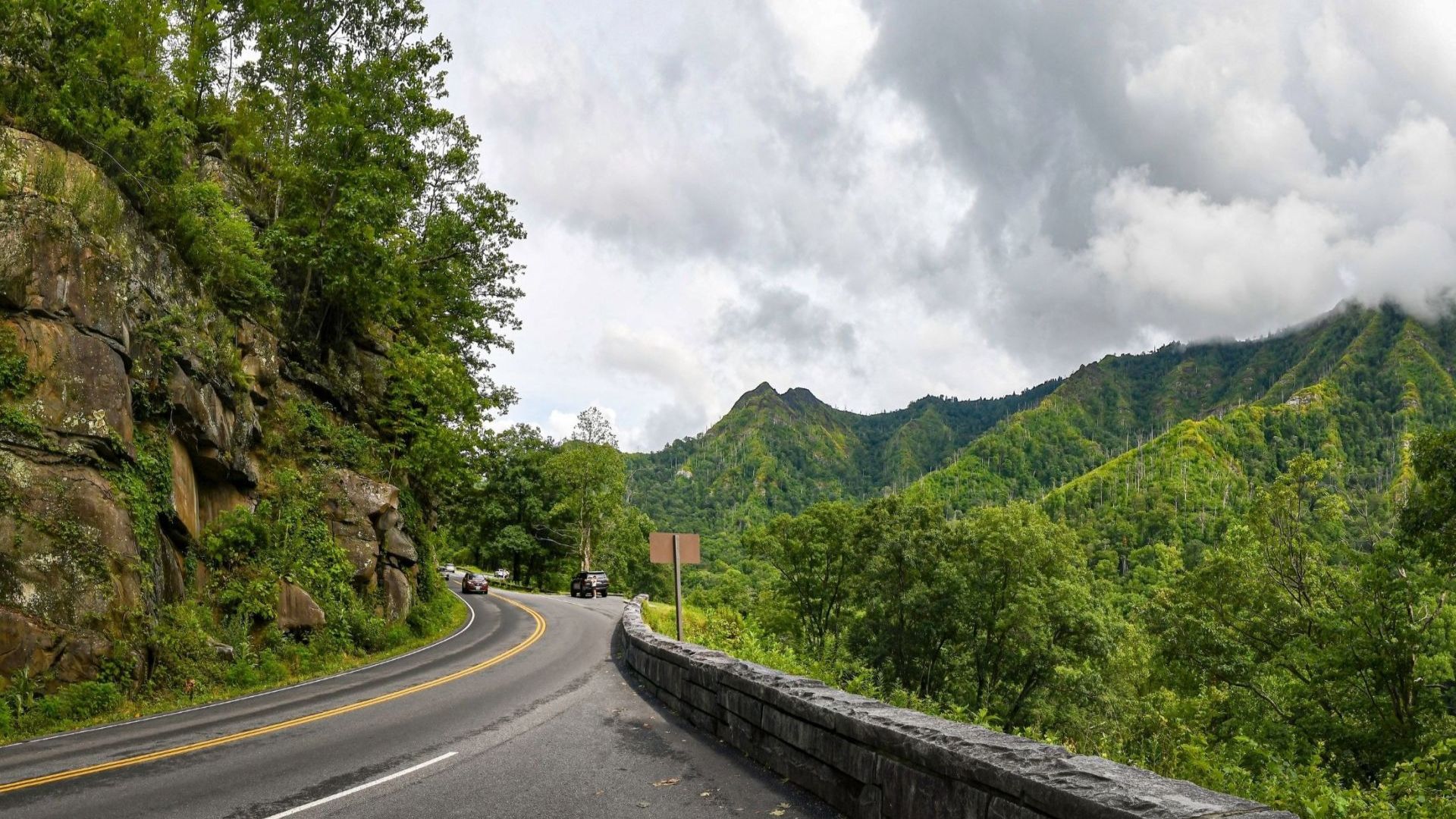 Newfound Gap: Breathtaking Views & Key Trails in the Great Smoky Mountains Newfound Gap: Breathtaking Views & Key Trails in the Great Smoky Mountains