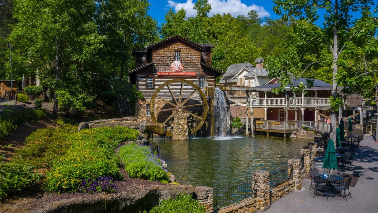 Dollywood Vacation Secrets! How to Find the Closest Cabin Rentals Near the Theme Park