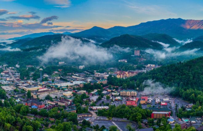 Gatlinburg or Gatlinberg? The Correct Spelling (And Why It Matters)