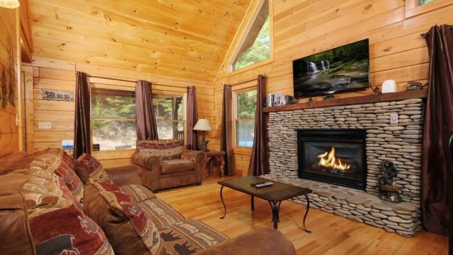 Gatlinburg vs. Pigeon Forge: Which is the Better Location for Your Cabin Purchase?