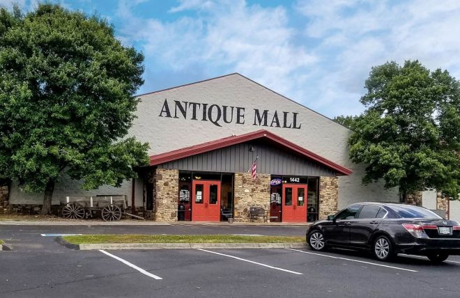 A Guide to Smoky Mountain Antique Malls and Vintage Shopping