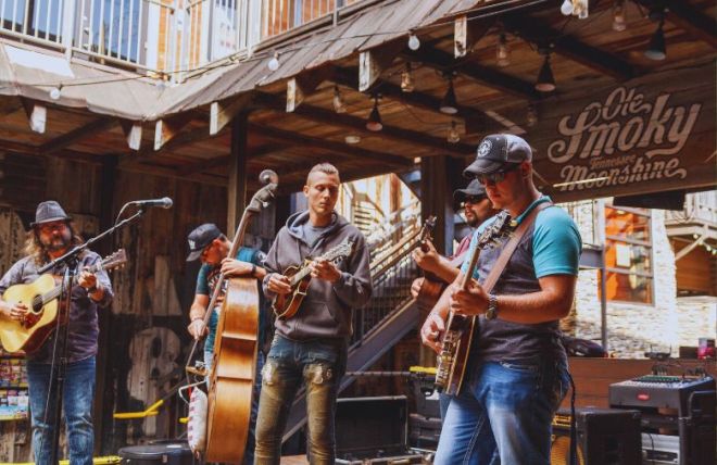 8 Live Music Venues in Gatlinburg