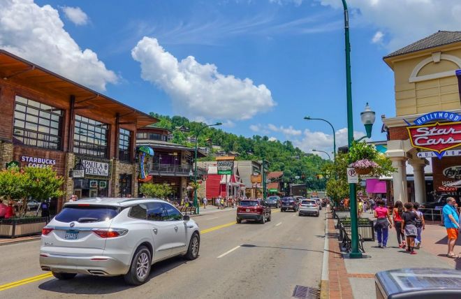 The Complete Guide to the Gatlinburg Strip (Parkway) — Tips, Attractions & Parking